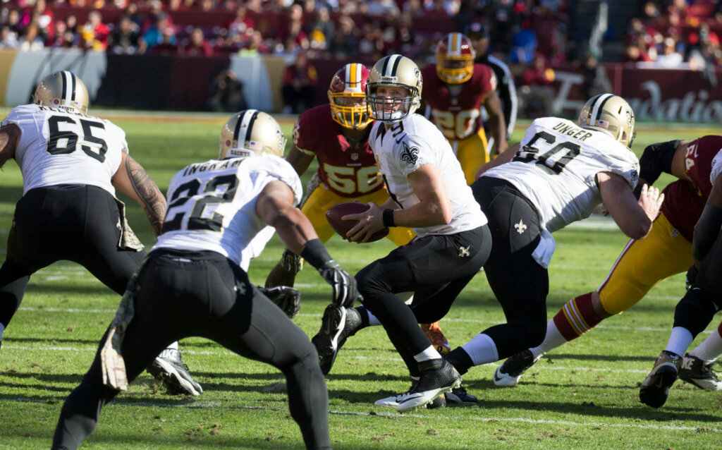 Drew Brees handing off to Mark Ingram