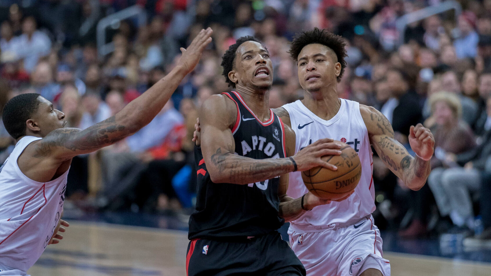 DeMar DeRozan drives to the hoop against the Wizards.