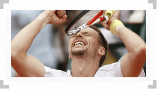 Robin Soderling reacts to defeating Rafael Nadal