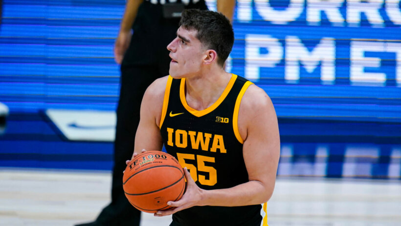 Luka Garza preparing to shoot ball