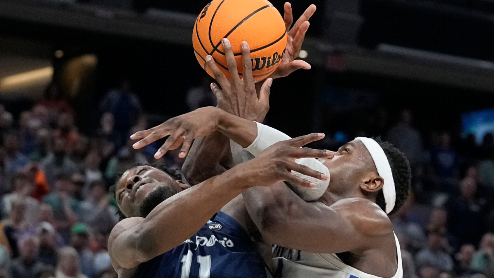 Saint Peter's forward KC Ndefo Kentucky forward Oscar Tshiebwe