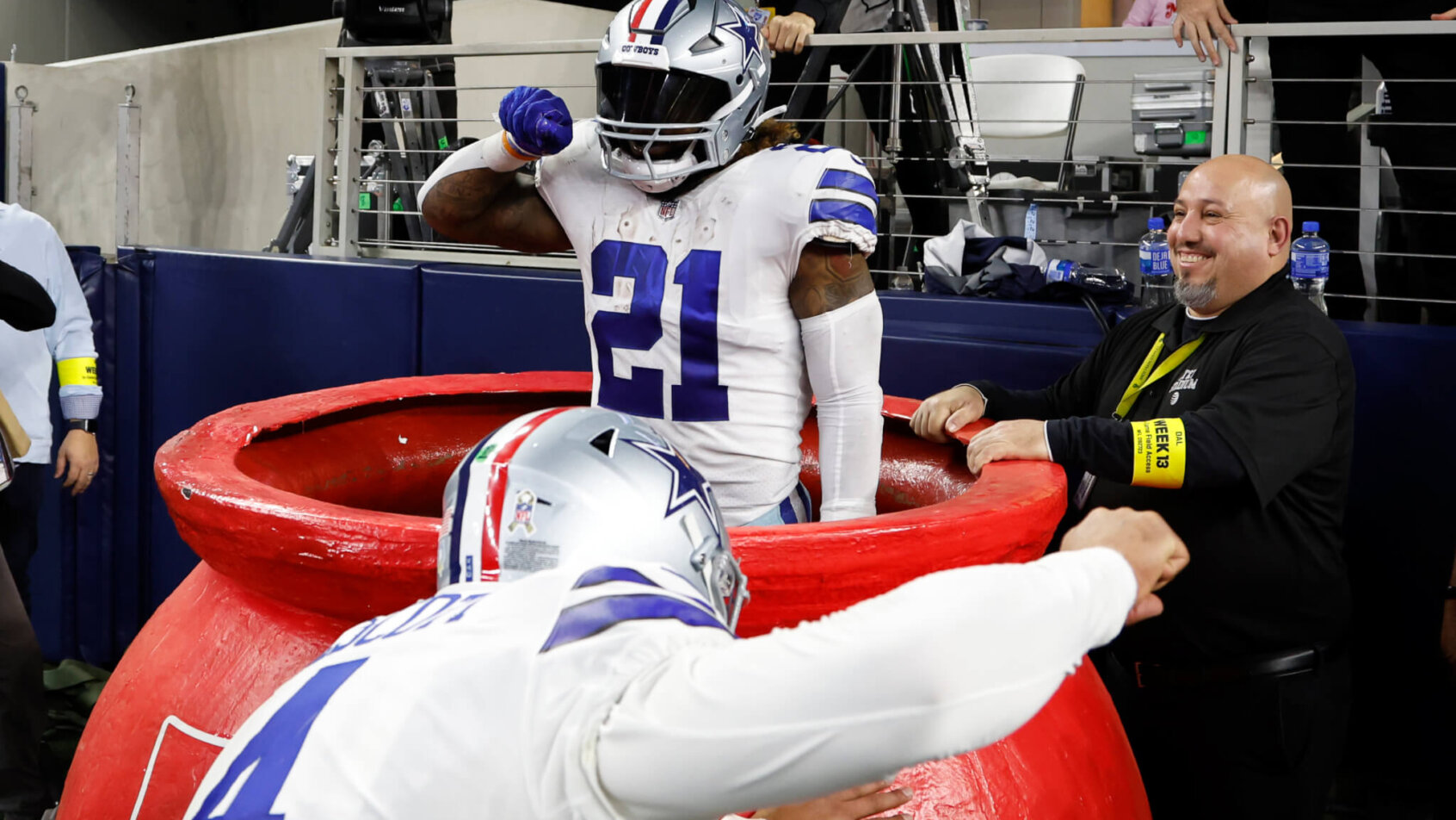 Cowboys running back Ezekiel Elliott celebrates