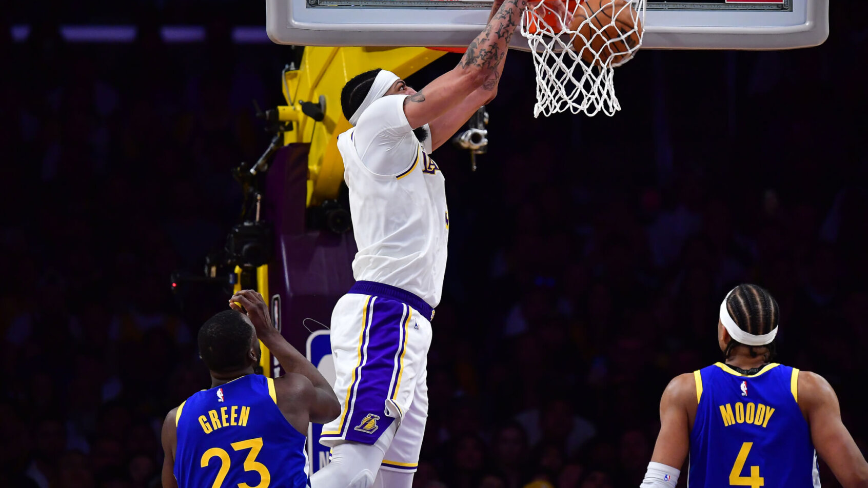Anthony Davis dunks on Golden State