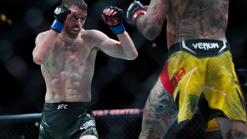 Marlon Vera (red gloves) fights Cory Sandhagen (blue gloves) during UFC Fight Night