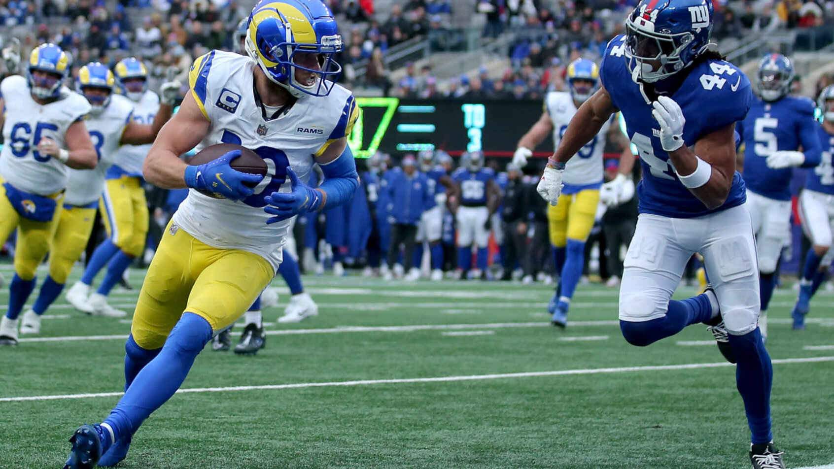 Los Angeles Rams wide receiver Cooper Kupp (10) catches a touchdown pass against New York Giants